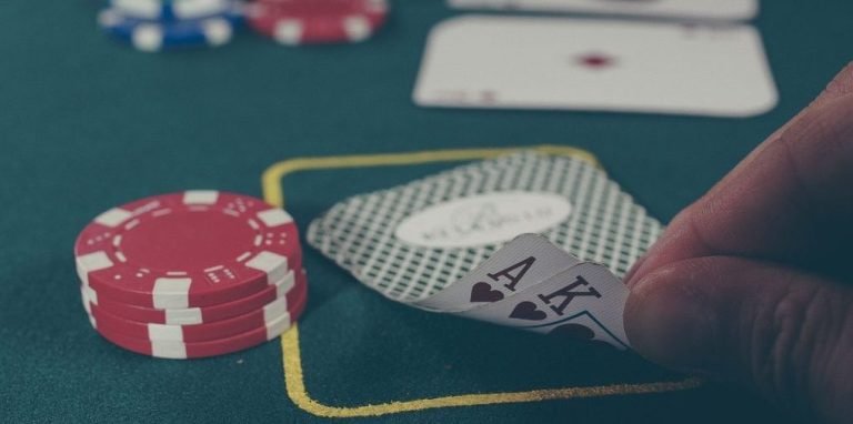 Người chơi đặt cược bóng đá trực tuyến trên điện thoại di động